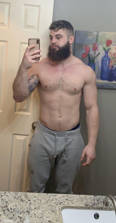 juicybros:Thick muscle bro with a beard and big thick chest