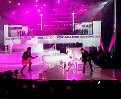 tinnituus:  Lady Gaga performing ‘Gypsy’ live at the artRave 