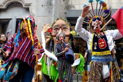 Manifestación de artistas callejeros organizados para exigirle permiso de trabajar libremente a la S