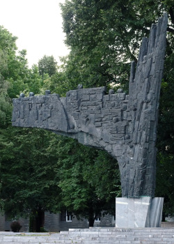 scavengedluxury: Spomenik in Trg Republike.