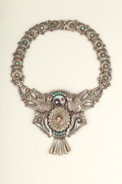 shewouldbuytheflowers:Frida Kahlo’s necklace