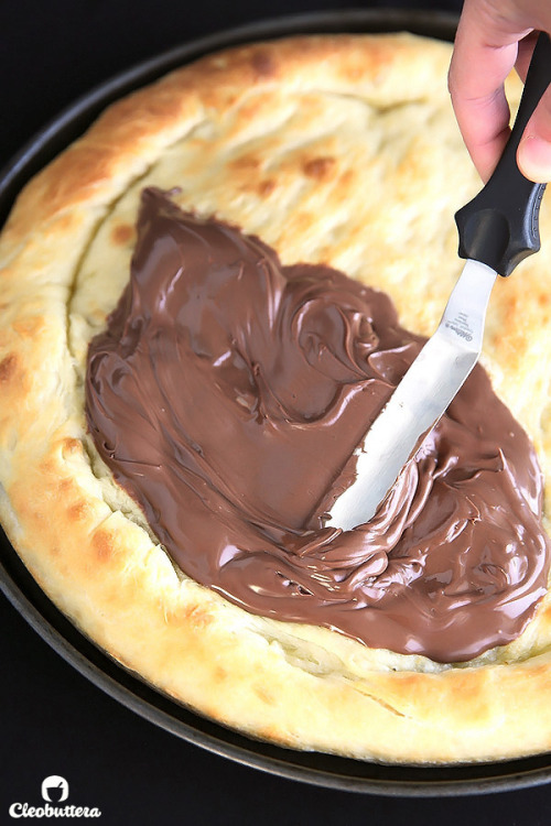 boozybakerr:  Sinful Chocolate Pizza   what the… O_O