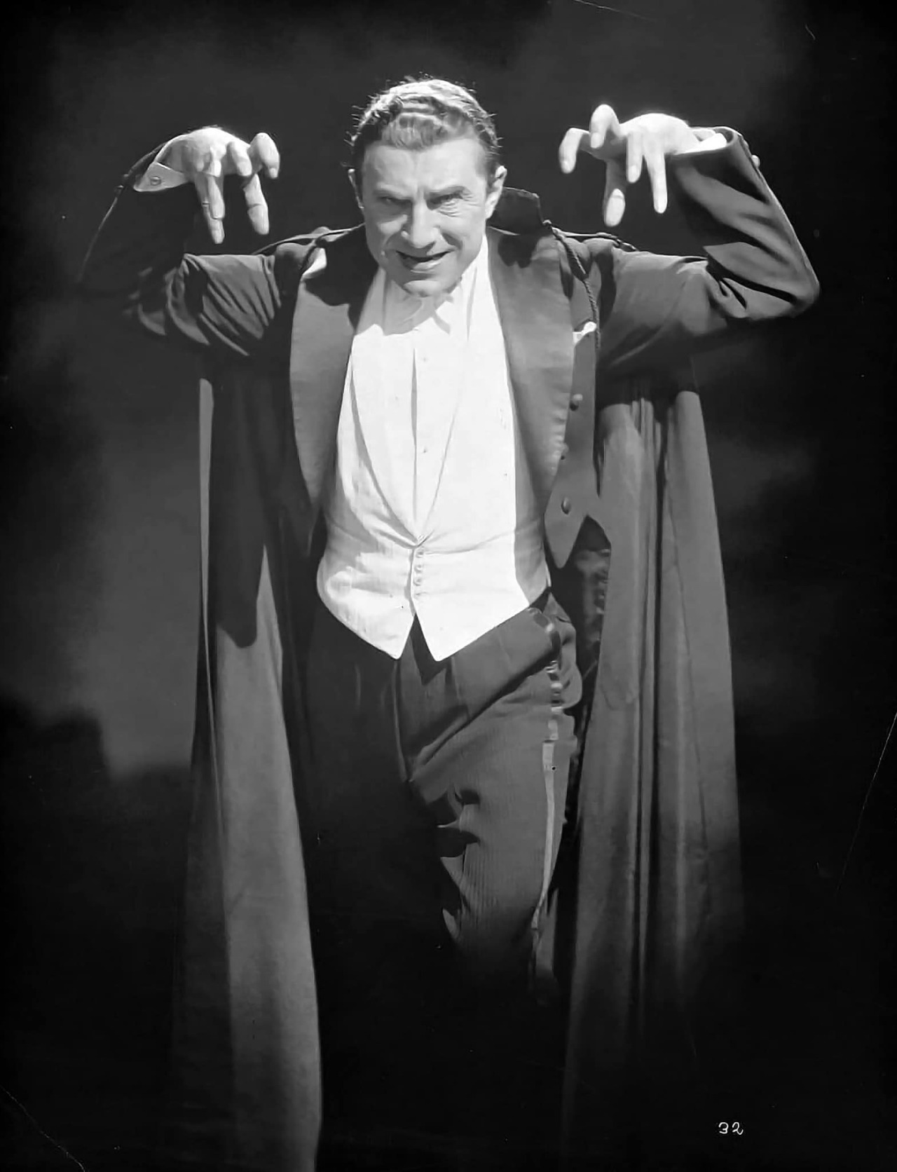 #dracula#horror#movies#1931#1930s#bela lugosi#universal monsters#vampires#publicity stills #black and white