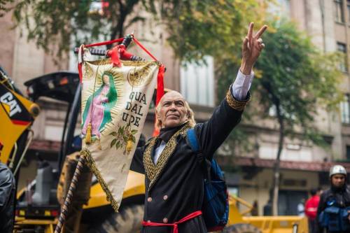 grrlyman:  thepeoplesrecord:  Protesters get repressed by the Enrique Peña Nieto’s government in Mexico City, on Septembrer 13th 2013.  #blood #police brutality 