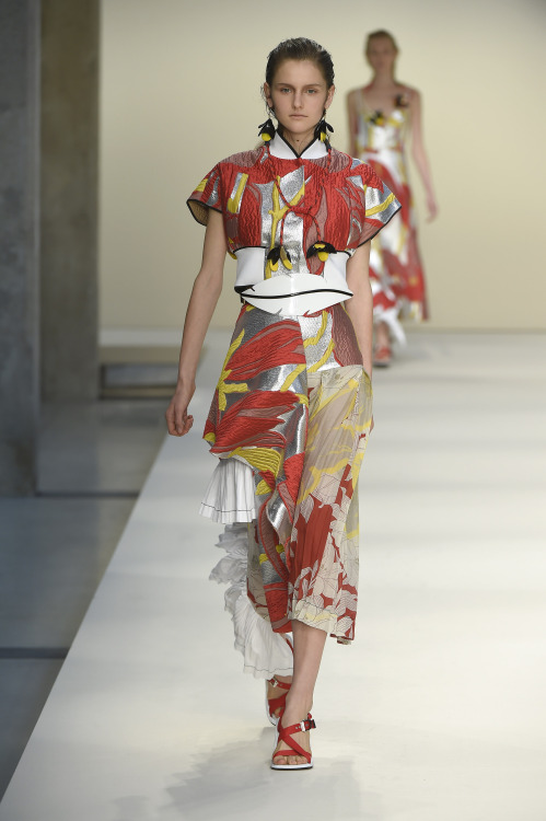 Défilé Marni Printemps été 2015 à Milan http://fashions-addict.com/L-intense-collection-Marni_378___