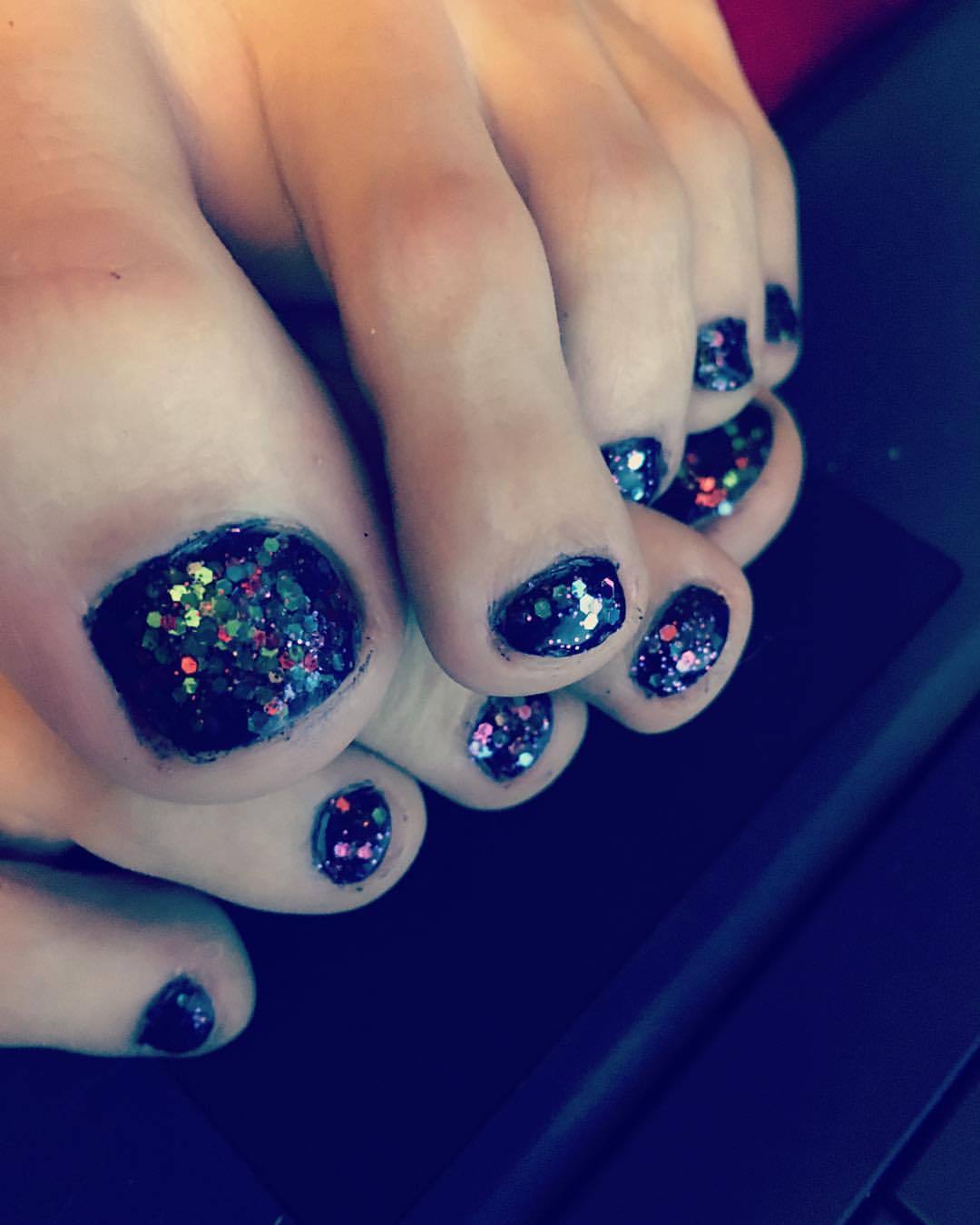 goddesskyaa:  Sparkle toes.  #footfetish #barefoot #toes #feet #pedicure #glitter