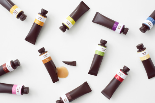 fireandshellamari:sleeplessinldn:Absolutely in love with Chocolate-paint by Nendo; amazing Christmas