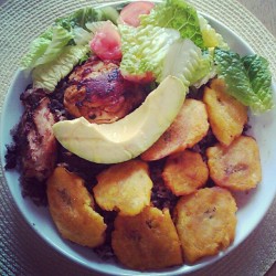 quelowat:  Comida de las 12. Metan cuchara: Moro de habichuelas negras, pollo, tostones y ensalada Photo by @EmoneyRD Una vaina bien!