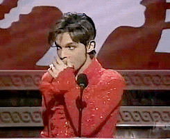 ripopgodazippa:Prince accepting an award at the ‘98 Essence Awards