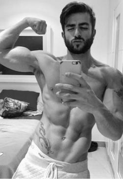 hunkopedia:  Hottest Mirror Selfies On Internet