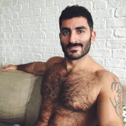 luz-natural:Hairy pillow-chest welcome @petros_sp