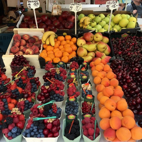 matissie:  little fruit stand at the market !! ig: fleurilie 