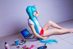 weheartcosplay:  Hatsune Miku - VocaloidCosplayer: