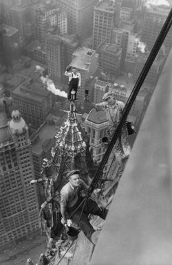 theclassyissue:  Workers atop the Woolworth Building, New York, 1926