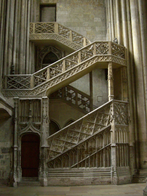 Quel est ce lieu??? Escalier de la librairie, cathédrale Notre-Dame, Rouen (76) by Yvette Gauthier V