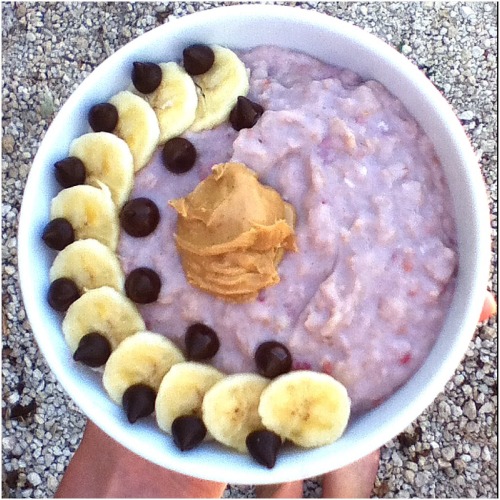 andreafcn:  bootys-and-bananas:  Breakfast this morning was raspberry, banana and egg white oats topped with bananas coins, dark choc chips and pb.  Instagram: andreafcn 