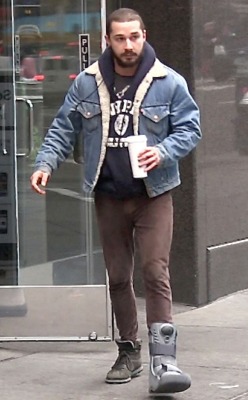 ilovedarko:  Shia Labeouf Street Style 