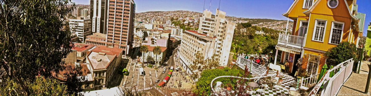 aguerin:  Valparaíso, Chile Dos mundos comunicados por rampas,por escaleras, por