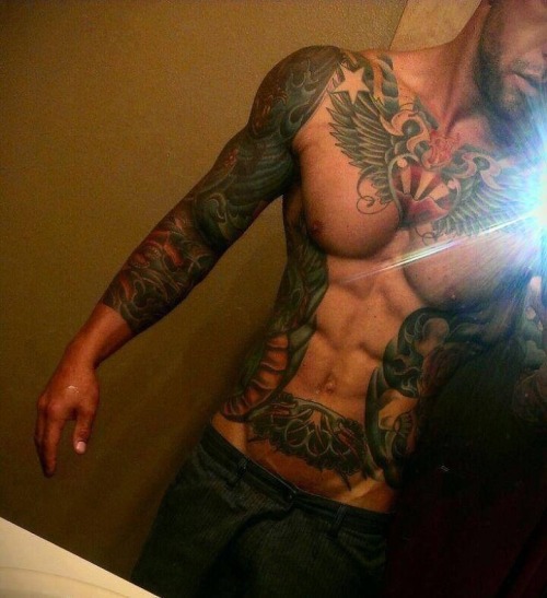 I…I mean….goddamn! His body is like fucking perfect! 😭😭😭