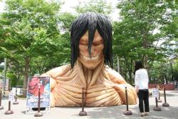 To promote the upcoming SnK escape games in Tokyo and Osaka, a giant bust of Rogue Titan is now on display at the Meets Port Garden outside of Tokyo Dome!The statue will remain there until September 23rd, 2015!