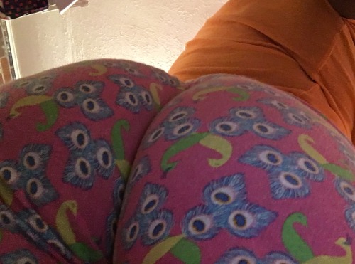 dark-prince-216: teeliciousxx: the other day  That azz look good n dem pants.