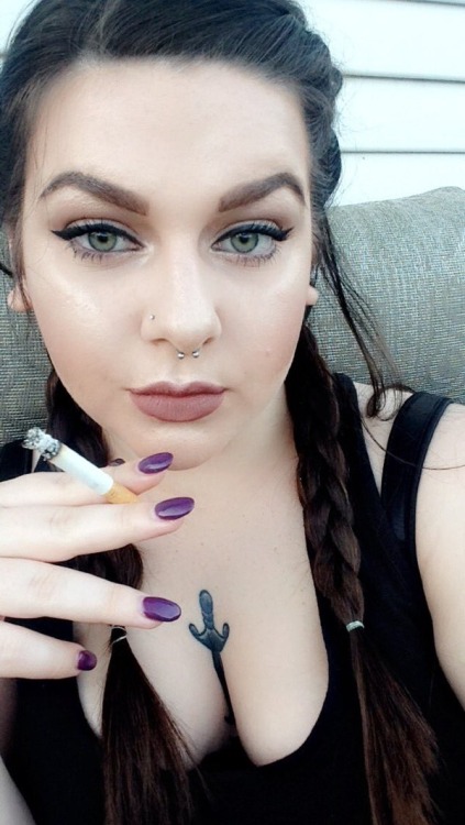 smoketreat: randomslutteryisfun: Sexy smoker  :)