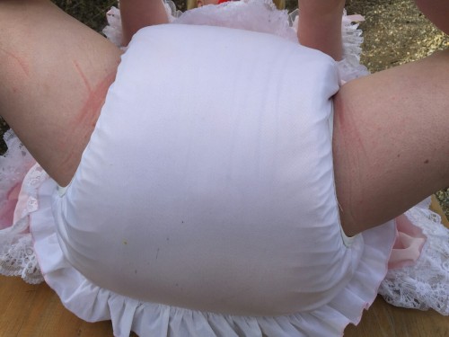 baby-rebecca: paddedlittleparadise: diap44ab: myseadad:Thick cloth diapers, frilly plastic pants, ba