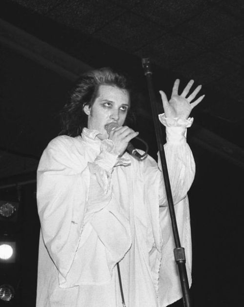 gothiccharmschool: gentlemanwitch:Style Inspiration // Dave Vanian HelLO pretty!