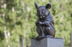 sixpenceee:  The statue stands six feet tall and sits near the Institute of Cytology and Genetics in Novosibirsk, Russia. Scientists built this monument to honor lab rats. It’s a symbol of gratitude for their sacrifices to science. (Source)