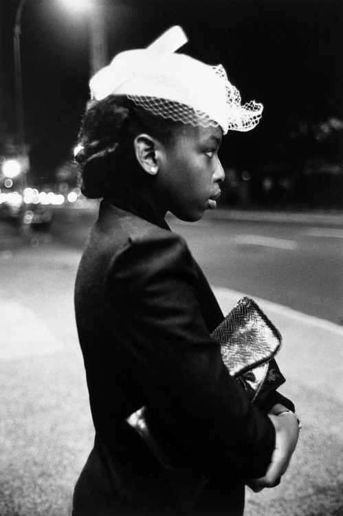 Truly a stunning fashion pic.Street fashion photographed by Martine Barrat, NYC, 1940s