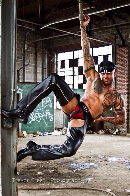 plainfilth:  pinchpucker:  Sexy Muthafucka…  http://plainfilth.tumblr.com 