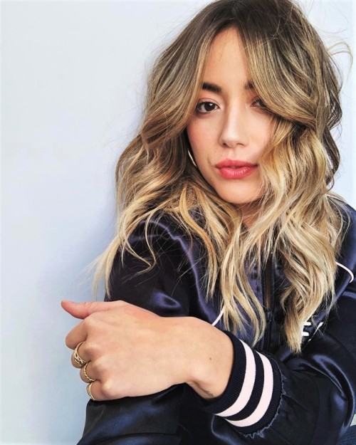 fychloebennet:@chloebennet: Blondes have more [broken looking wrists] fun.