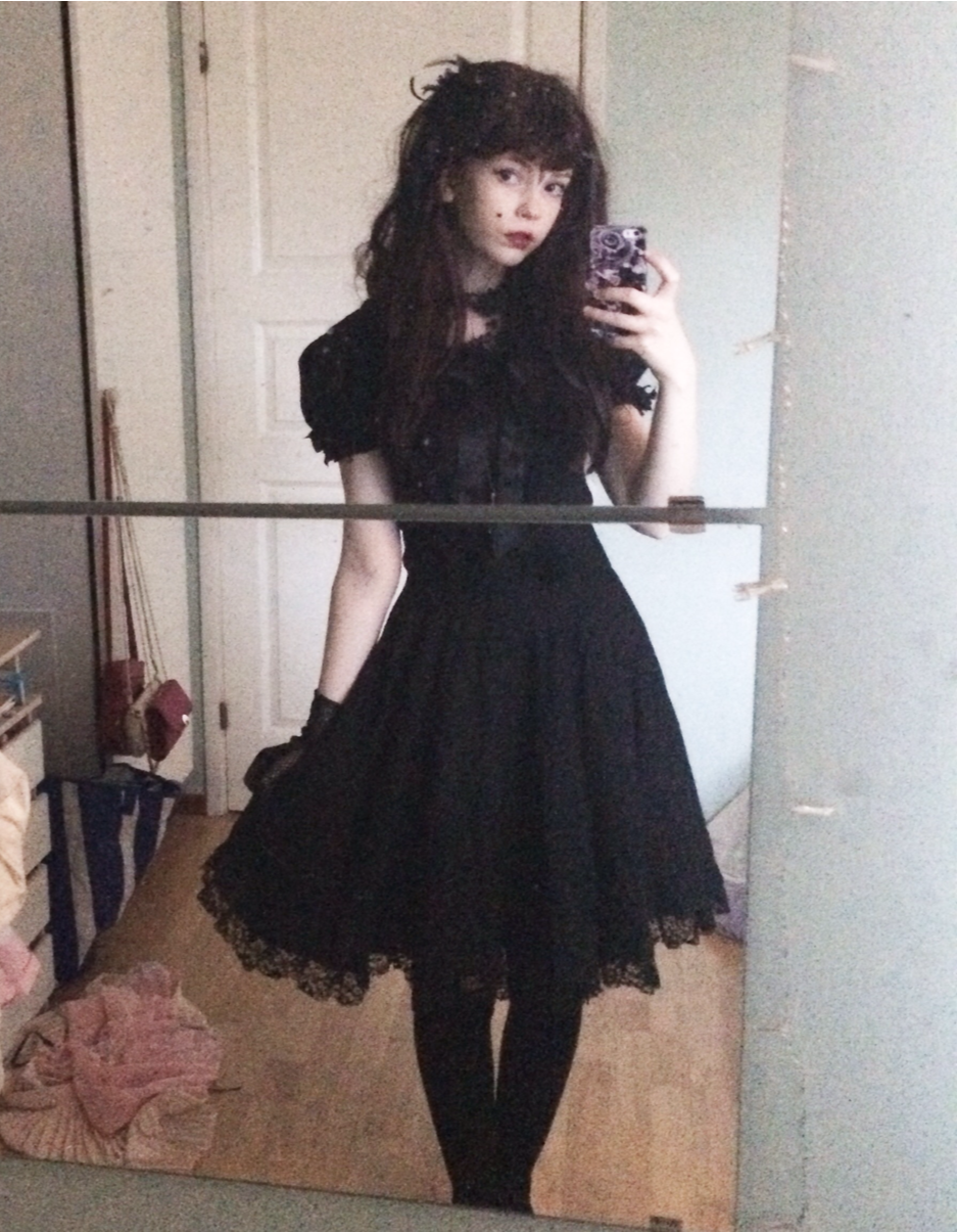 etoile-fairy:  gothic lolita ♡ hopefully this proves im a vampire queen