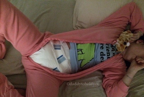 attend2me:  babytrevor:  daddytoholdyou:  By request, here is Sophia in her pink onesie and Daddy checking her diaper.  I use all three of the favored methods:  1.  The the “Peek-n-Feel” down the front of the diaper.  It’s cute and makes her feel