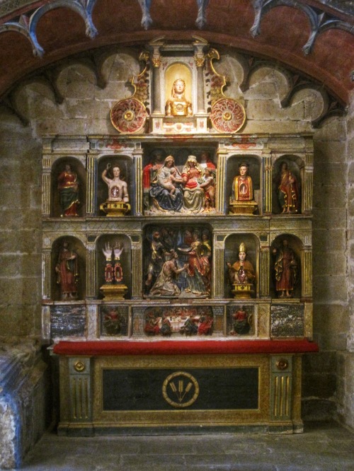 Retablo y relicarios, iglesia - retablo y relicarios, iglesia - O Cebreiro, Lugo, Galicia, 2011.¡Fel