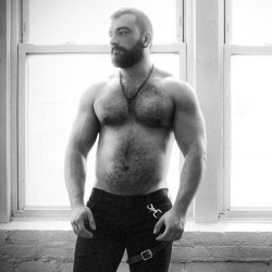 sexybeardbr:  Cave. #BARBADO #musclebear #hairy #woof #furry #SexyBeard @mtsm237    Like us: facebook.com/festabarbado 