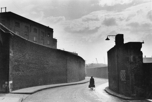 luzfosca:Bert Hardy . “The Pool of London,” 1949. From Getty Images/Bert Hardy Estate