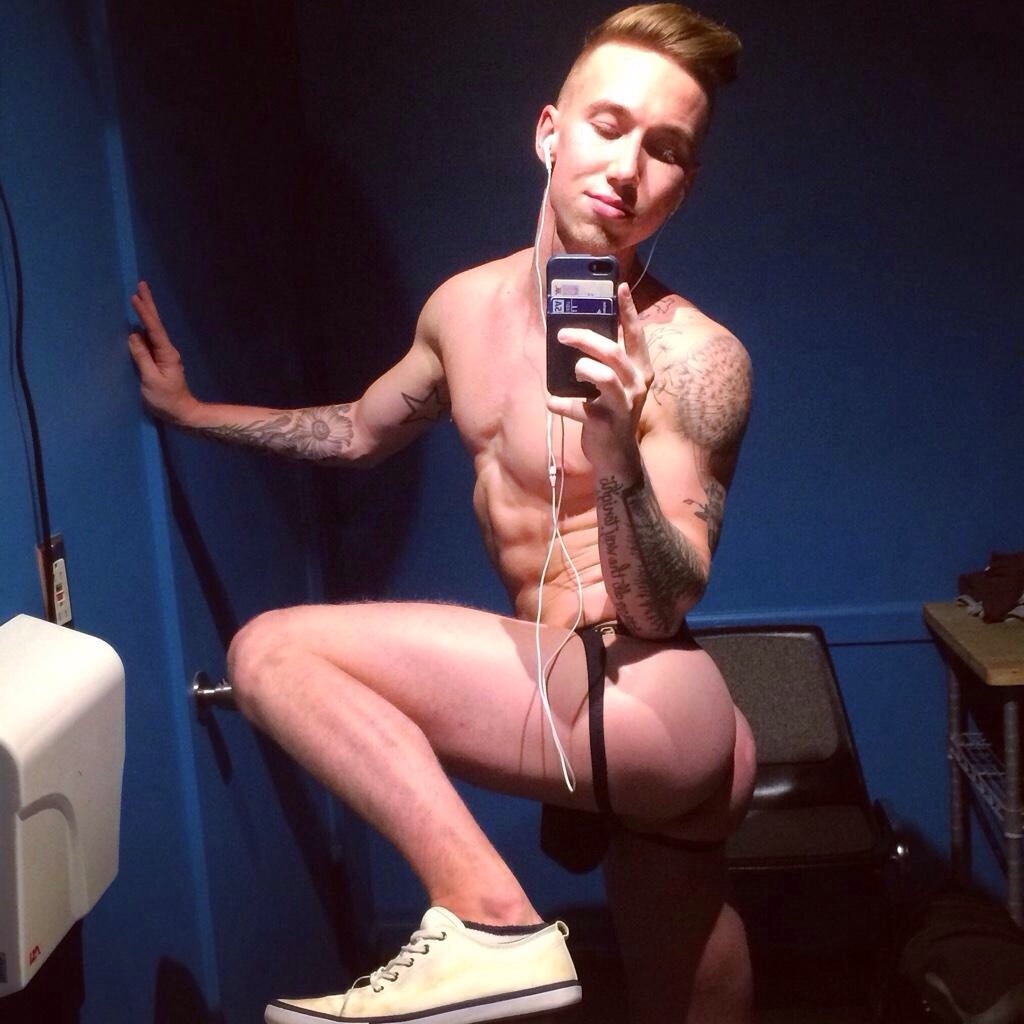 jockguybttm:  Damn this lil dude is packing some dick