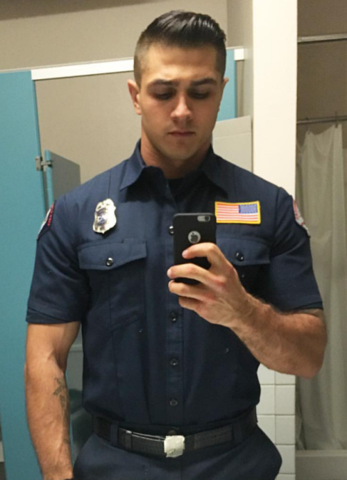 Officer Burt Couldnt Believe His Eyes When He Got The Selfie.Must Be Some Kinda Mistake, He Thought.