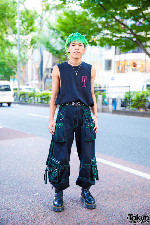 20-year-old beauty school student Ren on the street in Harajuku wearing a sleeveless top by Japanese