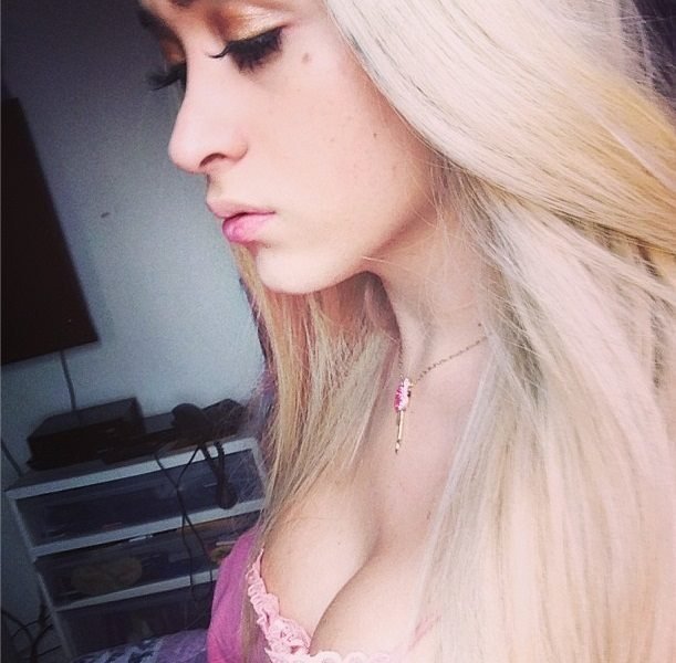trapfag:Raphaela Laet from Brazil. Also know as Queen B, a skilled LoL player!