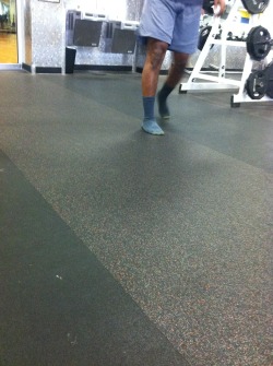 sniffingsocks:  GOLDTOES AT THE GYM!!