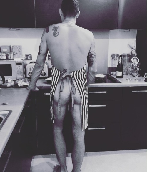 CHEF | BUTT This #butt is cooking up a feast for someone lucky! Great bit of cheekiness from @andrew