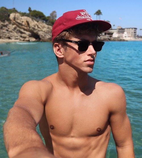 fuckustevepena:  He’s NAKED!!  Nate Garner is Vine and Instagram phenomenon signed by Wilhelimina Models LA.