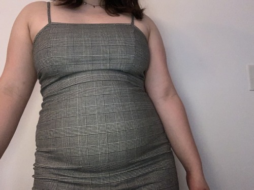 mylittlepotbelly: this dress reallly shows off my bloated belly……starting to look not 