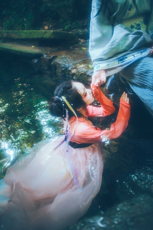 la-hermosa-china: 锦 鲤 by 界音 瑶碧山之青水，有鱼居之。焱玄五色，独居幽池。千年之质，能为变幻。喜近人而善诱，常化为女子，伴其人之侧，名曰锦鲤。- &ldq