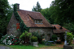 elorablue:  Françoise’s Cottage by noriko.stardust on Flickr.