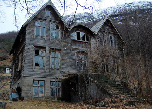abandonedandurbex:An Abandoned House in the Snowy Mountains [3000 x 2157]