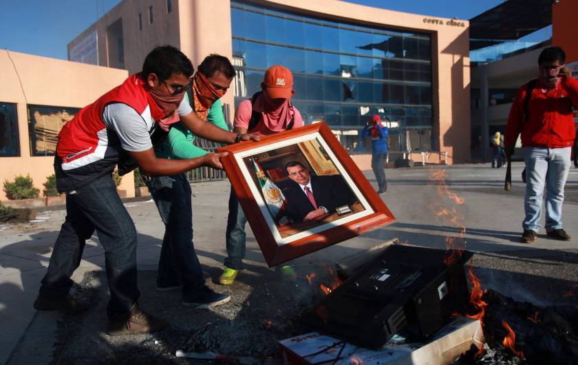 extrar:  micdotcom:  Powerful photos capture the student protests in Mexico barely