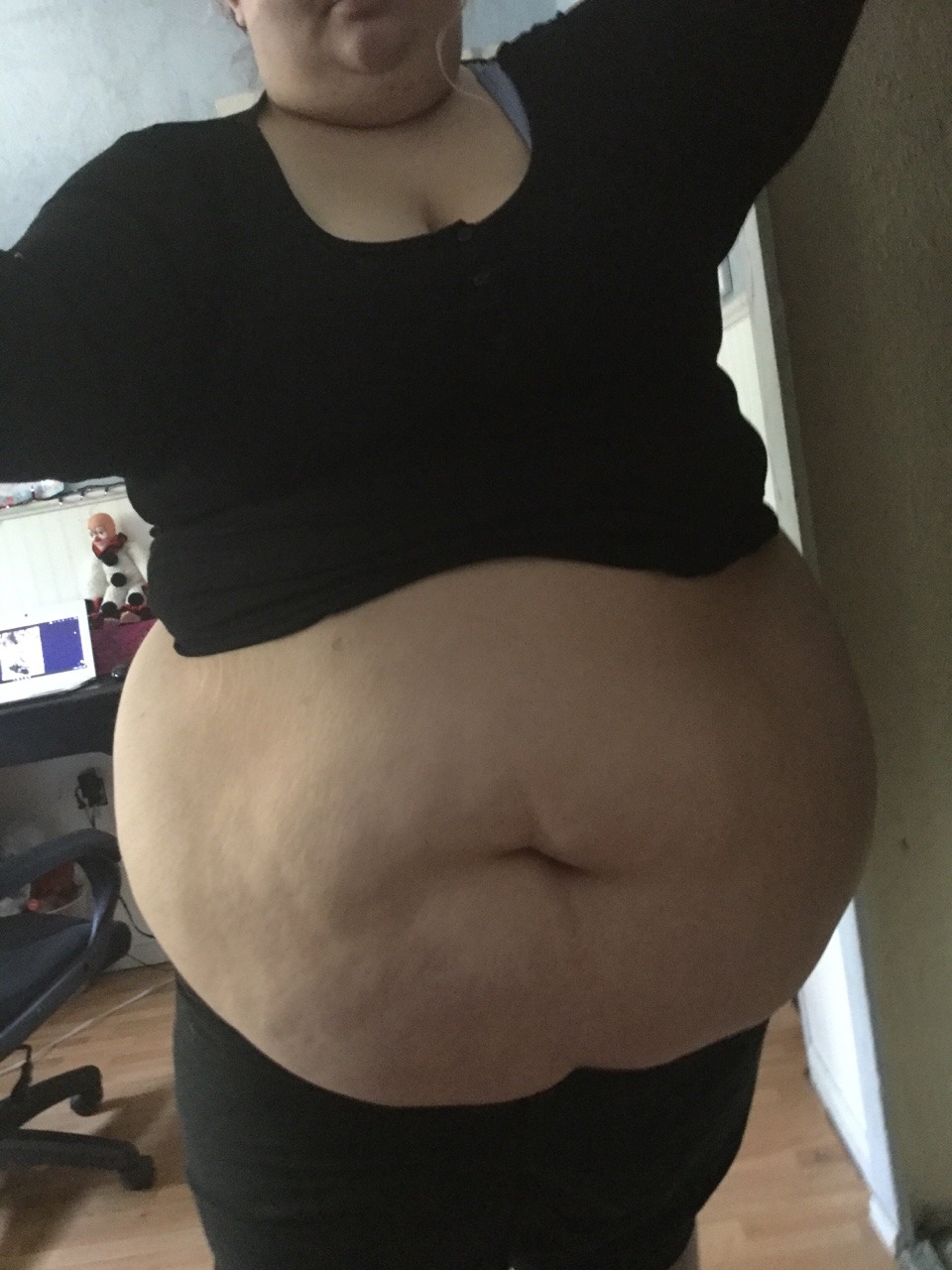 cute-fattie: Big belly no problems  